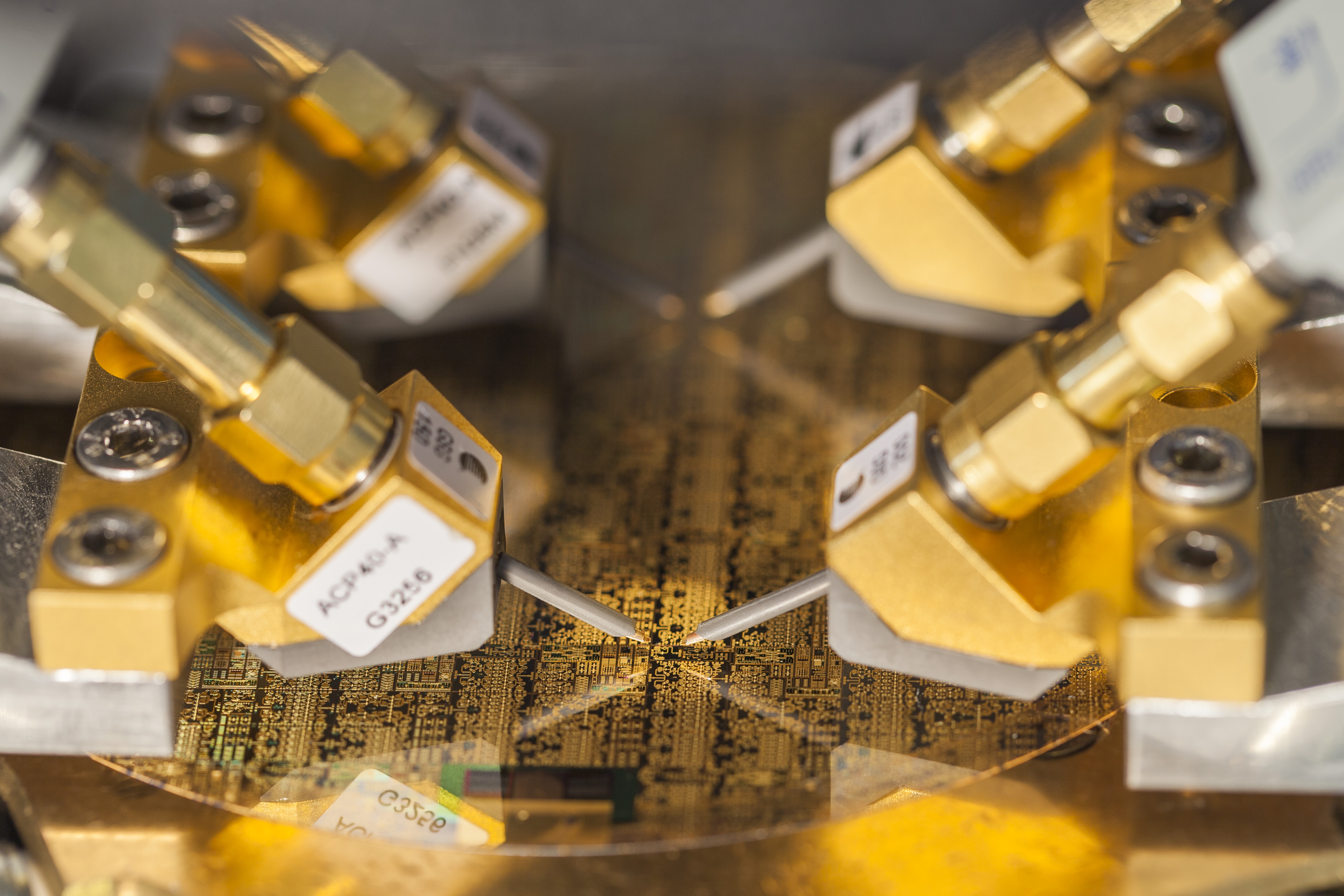 Messung eines Wafers mit Mikroelektronischen Schaltungen auf Zuverlässigkeit am Fraunhofer IAF.