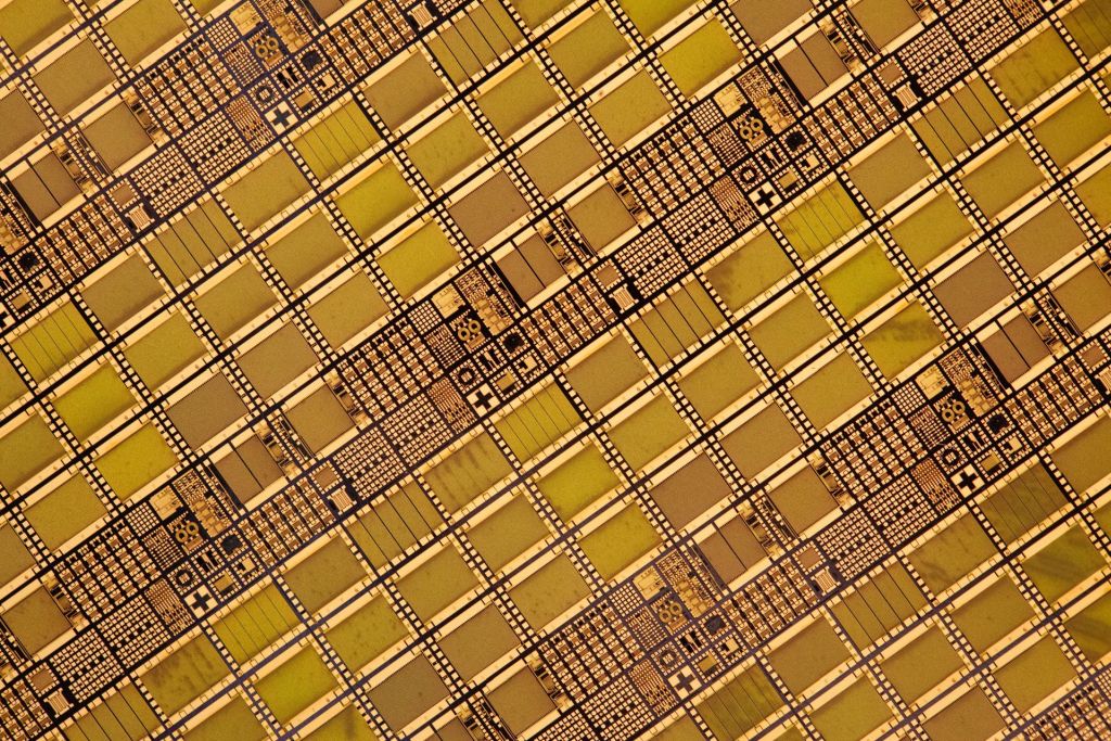 Bidirektionale GaN-Schalter für 1200 V Nahaufnahme eines Multi-Project-Wafers mit bidirektionalen Schaltern für 1200 V