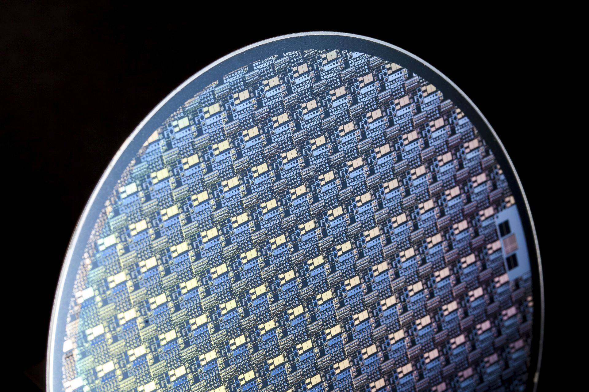 GaN-on-Si-Wafer mit vertikalen Bauelementen GaN-on-Si-Wafer des Fraunhofer IAF mit vertikalen Bauelementen