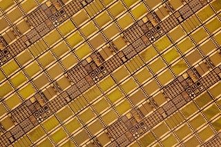Bidirektionale GaN-Schalter für 1200 V Nahaufnahme eines Multi-Project-Wafers mit bidirektionalen Schaltern für 1200 V