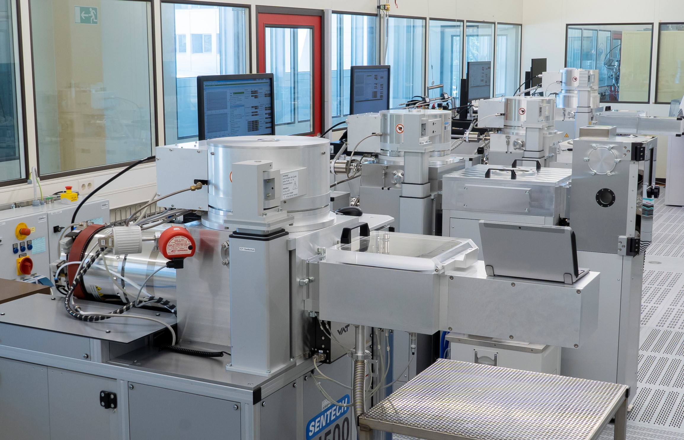 Trockenätzanlagen Trockenätzanlagen im Reinraum des Fraunhofer IAF