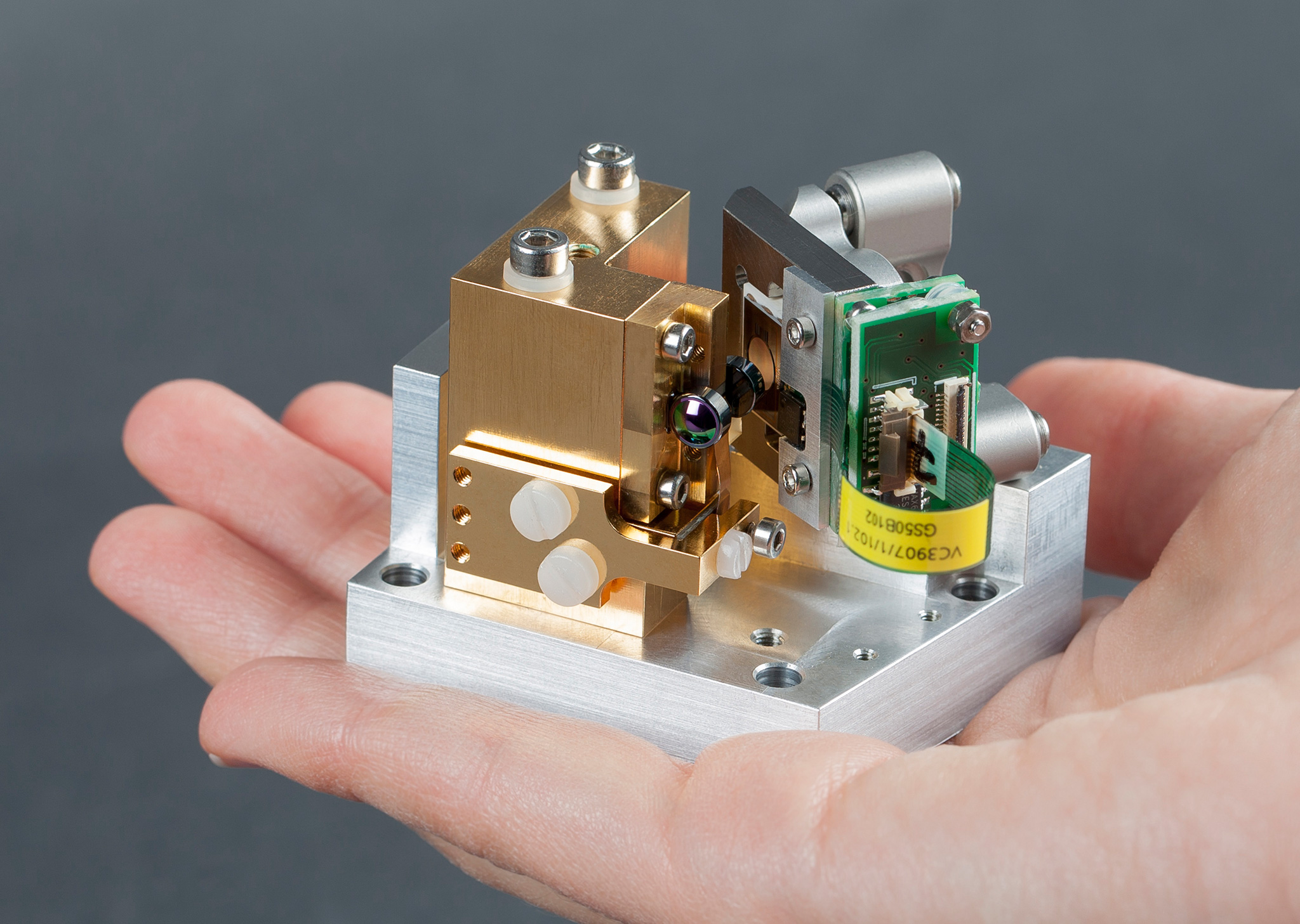 Demonstrator der miniaturisierten Laserquelle bestehend aus Quantenkaskadenlaserchip und MOEMS Gitterscanner.