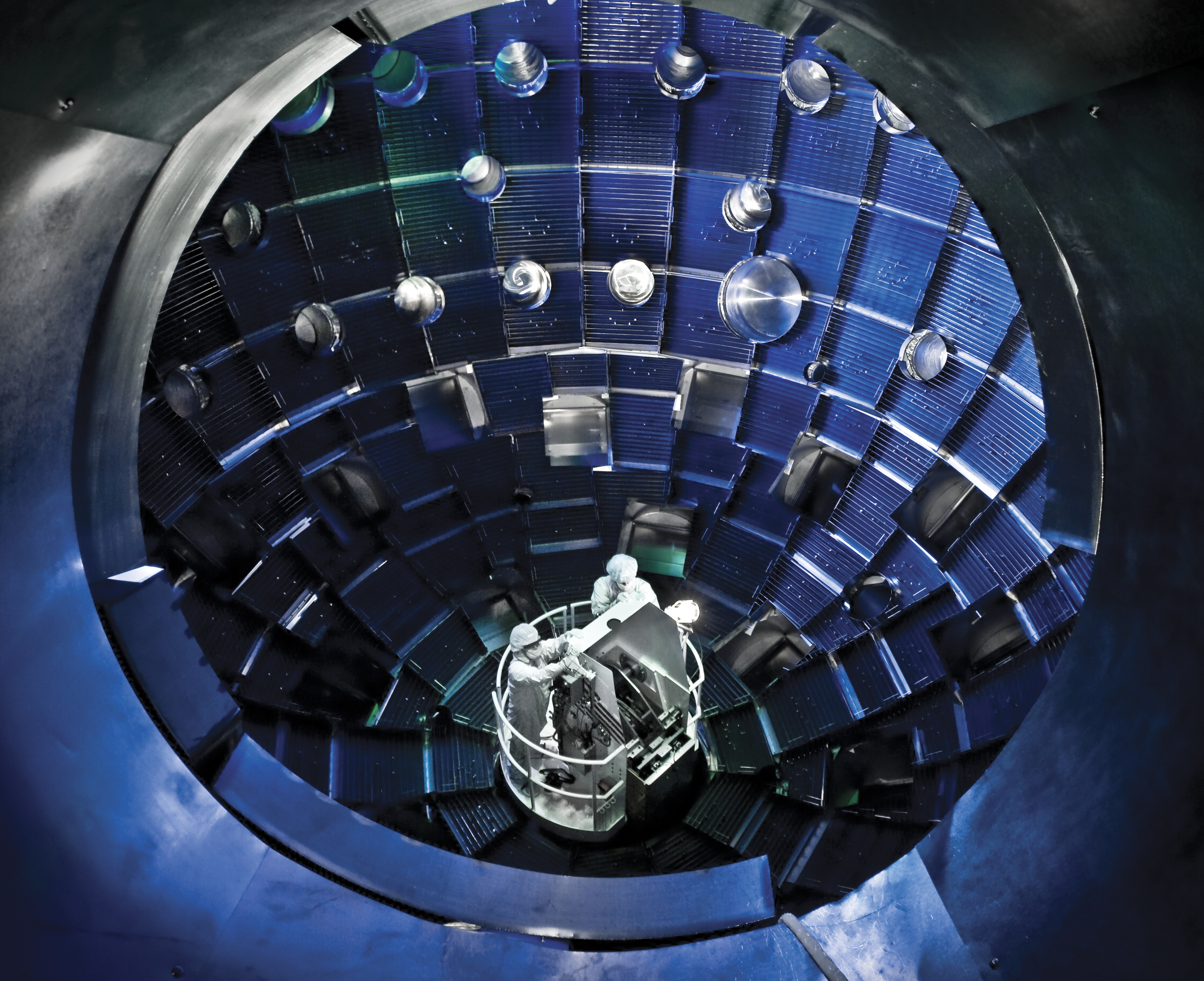 Blick in die Targetkammer der National Ignition Facility/LLNL