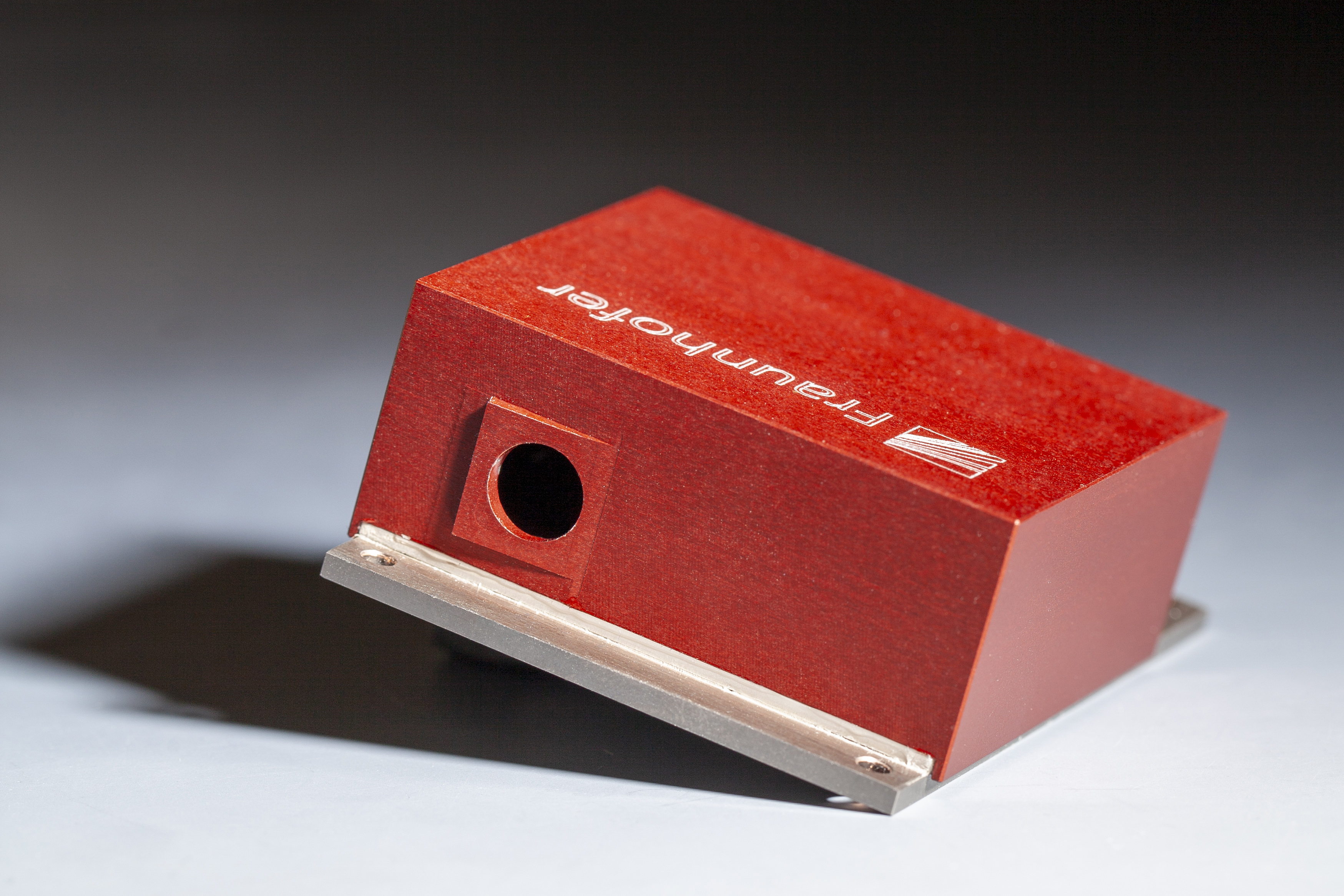 Miniaturized, broadband spectrally tunable quantum cascade laser with emission wavelengths in the mid-infrared range and high scanning frequency up to 1 kHz.
