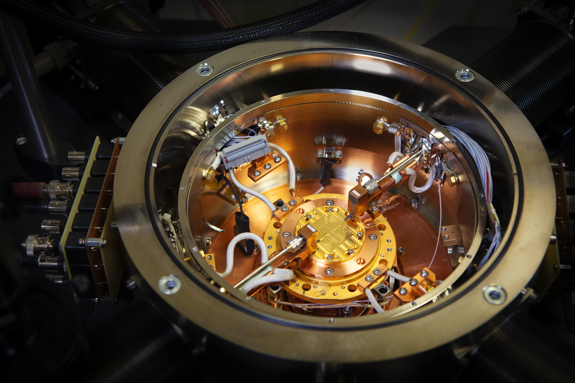 A view inside a cryogenic measuring station of Fraunhofer IAF shows test structures mounted on a cold plate.