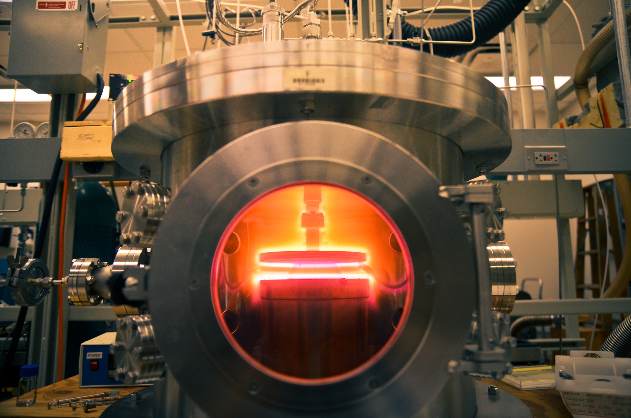 Plasma generator with a view of the plasma.